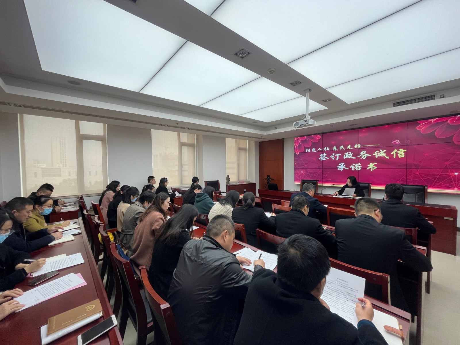 20211129区人社局签订政务承诺书.jpg